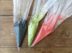 将三种颜色的面糊装入裱花袋