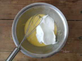 剩余的蛋白霜取1/3入蛋黄糊盆中，用刮刀翻拌均匀