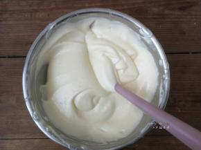 用刮刀划J字翻拌均匀，切记不要画圈搅拌！