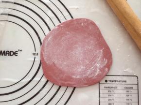 将面团擀成薄面片