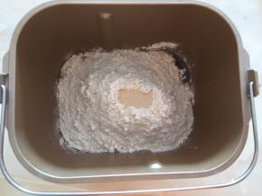 将水，面粉，酵母放入面包机中，和面10分钟