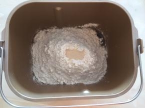 将水，面粉，酵母放入面包机中，和面10分钟