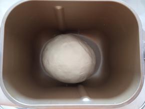 揉成光滑的面团在面包机中发酵