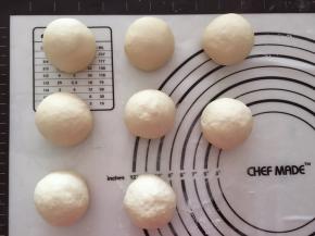 排气分成8个60克的面团