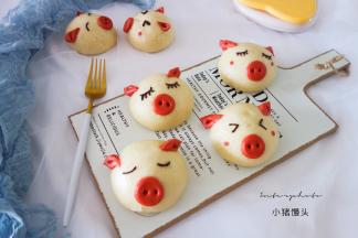 把巧克力装入裱花袋隔热水融化，画上表情即可