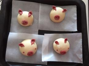 将猪鼻子和耳朵摆放到相应的位置，盖上保鲜膜室温静置20分钟