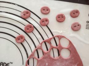 用大号裱花嘴或者矿泉水瓶盖，只要是圆的都行，压出鼻子，再用筷子扎出猪鼻孔