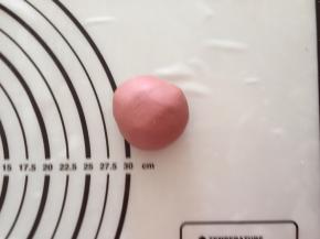 这是揉好的红曲粉的面团