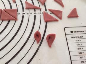 再切出三角形，对折做耳朵