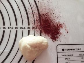 剩下的面团加入红曲粉揉均匀