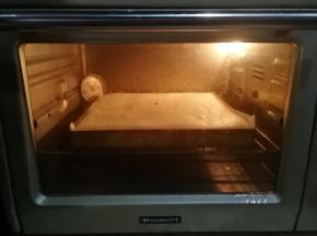 送入一直保持预热状态的烤箱内烘烤，中层上下火180度20分钟左右