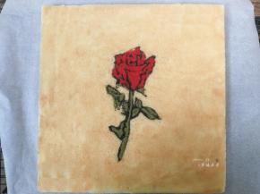 出炉后轻震热气，将烤好的蛋糕片倒扣在一张新的油纸上，立即揭开底部油纸，放凉备用