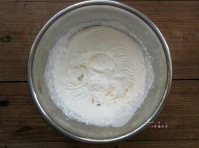 淡奶油加糖粉打发至裱花状态