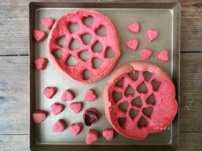 蛋糕片晾凉过程中，可以准备夹心用的材料，我事先烤了一个红丝绒蛋糕，用爱心模具刻出若干个心型，如果不想用夹心可以省略此步，或者也可以用红色水果果肉刻出爱心造型作为夹心使用