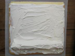 再用剩余的淡奶油盖住心型红丝绒蛋糕