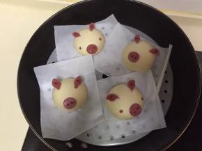 放入锅中，盖上盖子，冷水下锅，大火，水煮开以后，转至中小火，蒸12到15分钟左右，蒸好以后不要开盖，静置两分钟再拿出