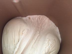 发酵好的面团会有很多蜂窝状