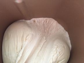 发酵好的面团会有很多蜂窝状