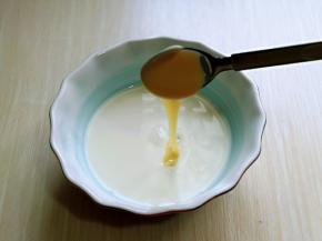 加入炼乳，用手动打蛋器打至均匀。(炼乳的量可以根据个人口味增减）
