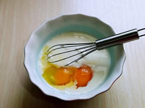 再加入鸡蛋，用打蛋器打至均匀。