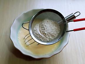 筛入面粉，再次用打蛋器打至均匀，无干粉。