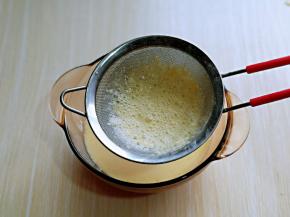 再将做好的蛋挞液过细筛，这样口感更细腻。