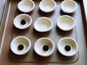 把蛋挞皮放入烤盘中，放上巧克力。(巧克力可以任意选)