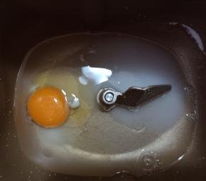 面包机先放入鸡蛋和清水，再对角放盐和糖。