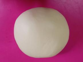 面团滚圆盖保鲜膜松弛十分钟。