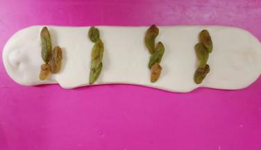 翻面，放上适量葡萄干。