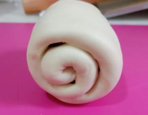 从下往上卷起来，收口朝下。