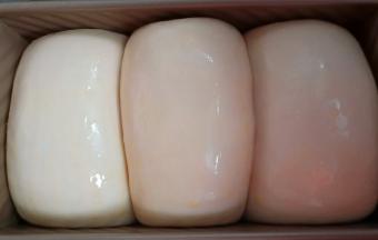 取出表面刷蛋液。入预热好的烤箱上火170度，下火160度最底层烤50分钟。前面几分钟上色满意后注意加盖锡纸。