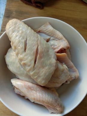 鸡翅洗净，鸡翅两面各划两刀