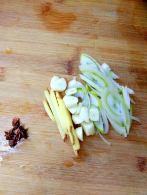 备好葱姜蒜，八角，葱姜蒜切好