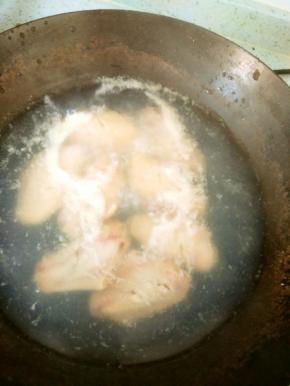 鸡翅过水，捞出，备用