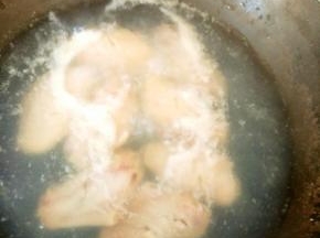 鸡翅过水，捞出，备用