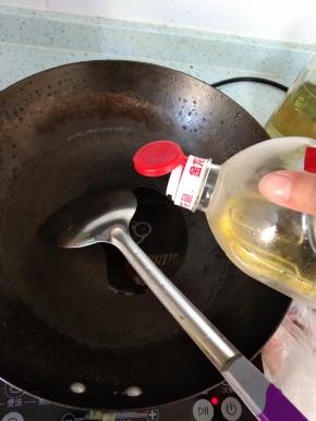 锅里倒油