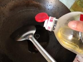 锅里倒油