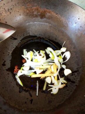 放入八角，葱姜蒜