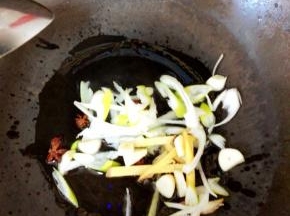 放入八角，葱姜蒜