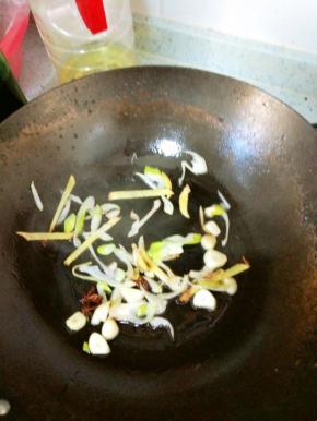 八角，葱姜蒜炒香