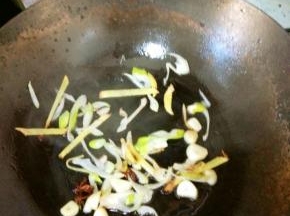 八角，葱姜蒜炒香