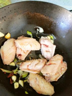 放入鸡翅，倒入糖，老抽，酱油