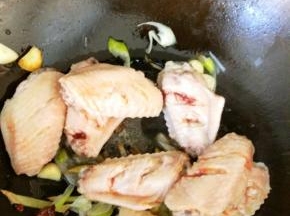 放入鸡翅，倒入糖，老抽，酱油
