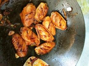 翻炒鸡翅至汤汁收干