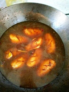 加入适量水和盐，水没过鸡翅，大火烧开转小火