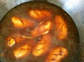 加入适量水和盐，水没过鸡翅，大火烧开转小火