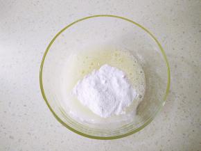 准备好所用材料，蛋清搅拌加入糖粉，搅拌均匀。