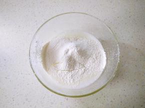 筛入低筋面粉，搅拌均匀。