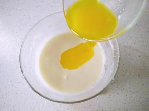 黄油隔水融化，倒进面糊。